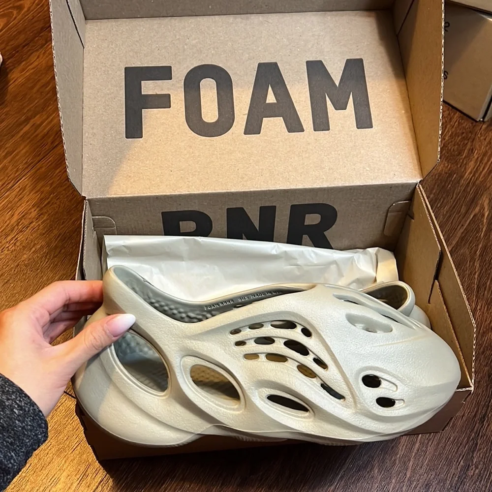 YEEZY RNR - Picture 3 of 6